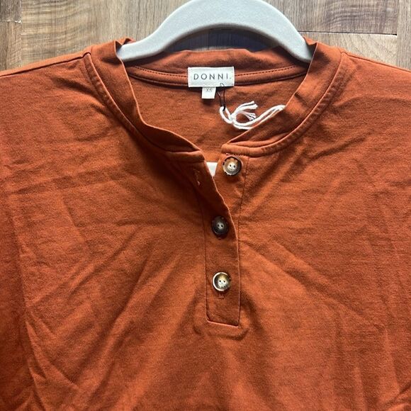 DONNI - Lightweight 3 Button Henley in Rust - Picture 4 of 5